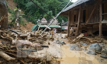 Nhà cửa ngổn ngang bùn đất, người dân Nghệ An bần thần trở về sau lũ