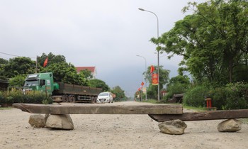 Đường xuống cấp, dân rải đá chắn gỗ ngăn ô tô chạy nhanh