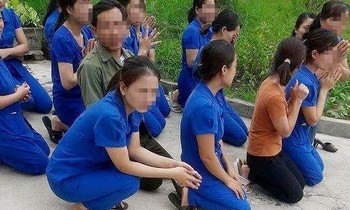Vụ việc cô giáo quỳ gối xin nhà chức trách đừng đình chỉ cơ sở gây xôn xao dư luận