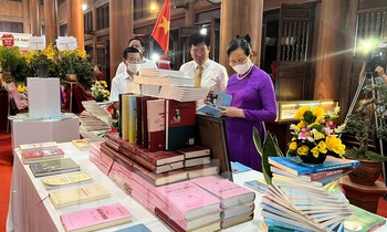 Khai mạc trưng bày sách, tư liệu mừng sinh nhật Bác tại khu lưu niệm Cát Tường