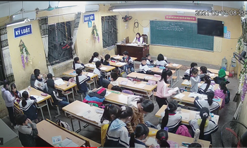 Hình ảnh được cho là học sinh đang làm việc riêng trong giờ cô Tuất đứng lớp.