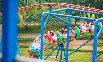 ảnh: Học sinh chơi tàu lượn ở Khu du lịch Đảo Ngọc Xanh khiến 3 em Trường THPT Đông Anh thương vong (Minh hoạ).
