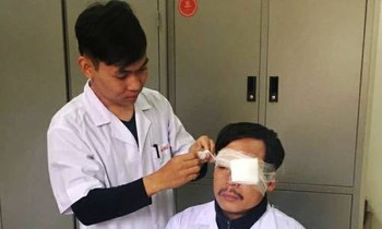 Bác sĩ Đỗ Chính Nghĩa bị hành hung vào vùng mặt. Ảnh: BTB