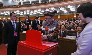 Đại biểu bỏ phiếu tại hội nghị. (Nguồn: THX/TTXVN)