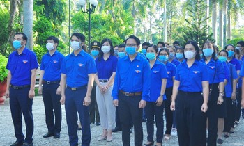 Bí thư Trung ương Đoàn dâng hương đền thờ Bác tại Trà Vinh