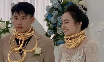 Groom lowers blood sugar when receiving gold on his wedding day