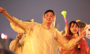 Nhiều bạn trẻ 'đội mưa' cổ vũ đội tuyển bóng đá Việt Nam trong trận chung kết SEA Games 31