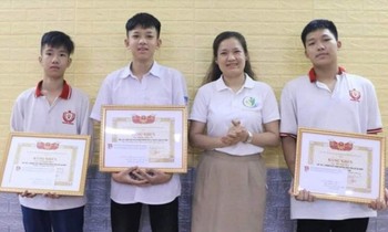 Giving certificates of merit to 3 Hai Phong students for saving a drowning grandmother