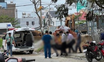 Đang lắp cửa kính, nam công nhân trượt chân rơi tử vong