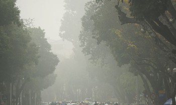 Hà Nội chìm trong sương mù dày đặc, đề phòng bệnh hô hấp