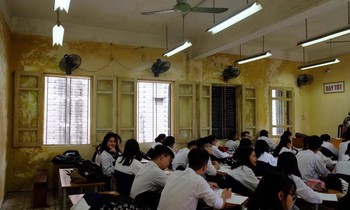 Vữa trần chực rơi xuống đầu: Hiệu trưởng trường nói gì?