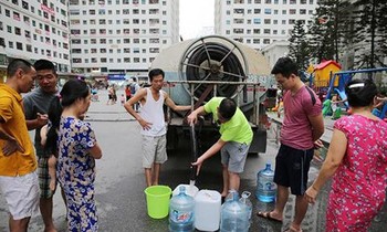 Người dân xếp hàng lấy nước tại một khu đô thị tại Hà Nội. Ảnh minh họa