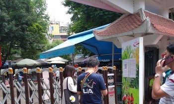 Du khách khai báo y tế trước khi vào Vườn thú Hà Nội