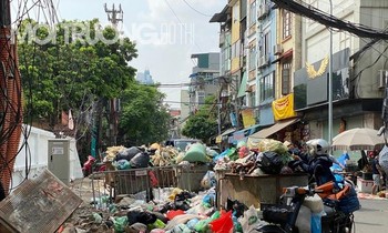 Rác ngập phường Yên Phụ vì công nhân Cty Minh Quân đình công năm 2020. Ảnh minh họa