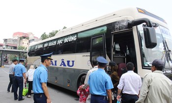 Có 4 số đường dây nóng phản ánh giao thông, đi lại dịp Tết tại Hà Nội. Ảnh: T.Đảng