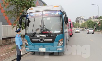 Đội Thanh tra giao thông Hoàng Mai vừa kiểm tra, xử lý bãi xe vi phạm trên đường.