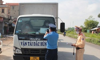 Liên ngành Thanh tra - CSGT kiểm tra một xe tải có biển số đã đổi sang biển màu vàng.