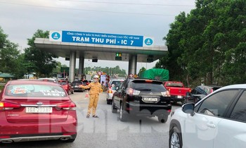Ùn tắc, thu tiền mặt tại các trạm thu phí chưa có ETC, đại diện VEC nói gì?