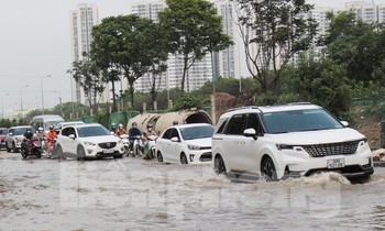 Hết mưa 1 ngày, đường gom Đại lộ Thăng Long vẫn chìm trong nước