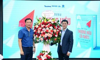 Đại diện nhiều trường đại học đến chúc mừng tác giả, nhà báo Nguyễn Tuấn Anh