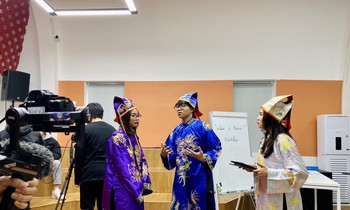 Khi sinh viên diễn Táo Quân bằng... tiếng Anh