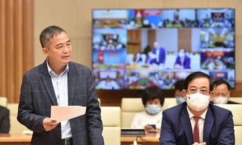Bác sĩ Nguyễn Lân Hiếu, Giám đốc Bệnh viện Đại học Y Hà Nội, Giám đốc Bệnh viện Hồi sức cấp cứu Bình Dương phát biểu tại cuộc gặp mặt. (Ảnh: Nhật Minh)