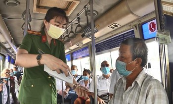 Công an huyện Bình Chánh đã tổ chức những chuyến xe buýt đưa đón người dân đi làm căn cước công dân có gắn chíp điện tử.