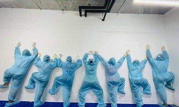 “Vitamin lạc quan” nơi tuyến đầu chống dịch