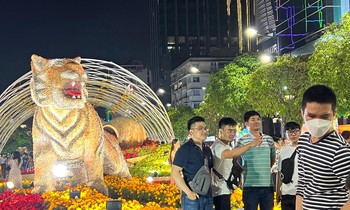 Đường hoa Nguyễn Huệ đông đúc bạn trẻ những ngày cận Tết