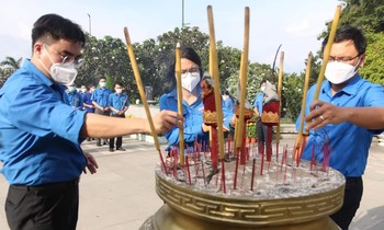 Tuổi trẻ TP. HCM tri ân các anh hùng liệt sĩ nhân Kỉ niệm 47 năm Ngày Thống nhất đất nước
