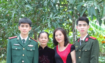 Hai anh em sinh viên trong sắc áo lực lượng vũ trang