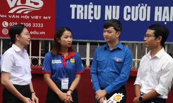 Chủ tịch T.Ư Hội Sinh viên Việt Nam thăm các đội hình 'Tiếp sức mùa thi' tại TP. HCM