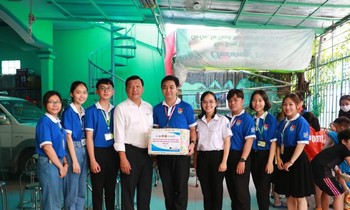 Thành Đoàn TP. HCM thăm và tặng quà cho những 'Gia sư áo xanh 2022'