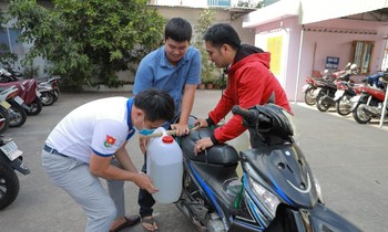 Thành Đoàn TP. HCM tặng dung dịch sát khuẩn cho các trường học