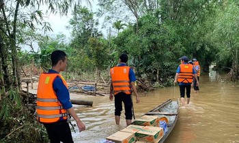 Chia sẻ với bà con vùng lũ miền Trung