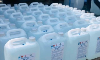 Tặng dung dịch sát khuẩn miễn phí cho các trường học
