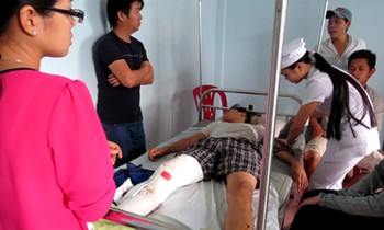 Anh Toàn đang được các bác sĩ bệnh viện Đa khoa Xuân Lộc làm thủ tục chuyển đến bệnh viện Chợ Rẫy (TP.HCM) vào ngày 24/4 