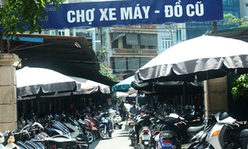 Chợ xe máy cũ Dịch Vọng là đầu mối buôn bán xe máy cũ lớn nhất miền Bắc, cung cấp hàng cho nhiều tỉnh phía Nam. Ảnh: Minh Minh