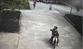 Camera của Trường THCS Phúc Đồng quay lại cảnh 4 thanh niên lao vào sân trường