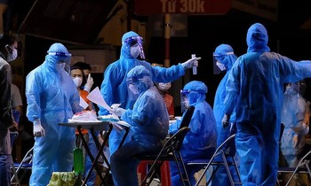 Phong toả, xét nghiệm xuyên đêm cho người dân sau 2 ca dương tính SARS-CoV-2 tại Tây Hồ