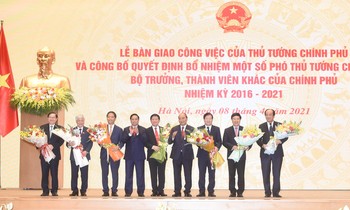 Chủ tịch nước Nguyễn Xuân Phúc tặng hoa Thủ tướng Phạm Minh Chính. Ảnh: VGP/Quang Hiếu