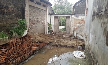 Cổng gia đình bà Thương bị hàng xóm chặn lại, dồn nước thải vào trong.