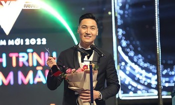 Mạnh Trường nhận giải 'Nam diễn viên ấn tượng' VTV Awards 2021