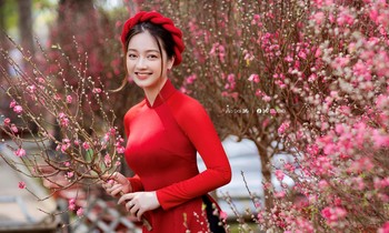 Hot girl Sài Thành lung linh trong tà áo dài đỏ, bên mẹ đón chào năm mới