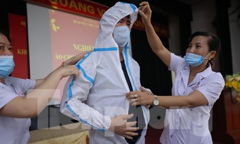 Cận cảnh bộ quần áo chống sốc nhiệt cho nhân viên y tế chống dịch