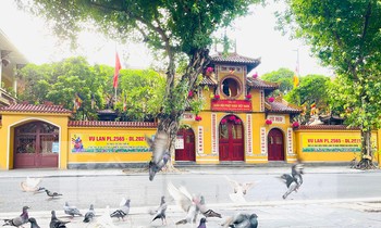 Hình ảnh chưa từng có ở đền chùa Hà Nội trong ngày Rằm tháng 7