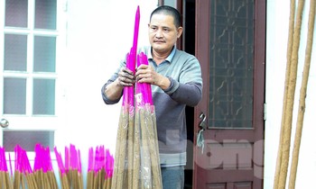 Độc đáo cây hương 'khổng lồ' ở Hải Dương thắp tết Nhâm Dần 2 ngày không hết