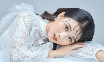 Nữ sinh điện ảnh gây ấn tượng bởi bộ ảnh Tết bên áo Tấc Việt phục