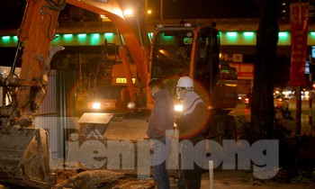 Công nhân trắng đêm thi công hầm chui- nút giao Lê Văn Lương