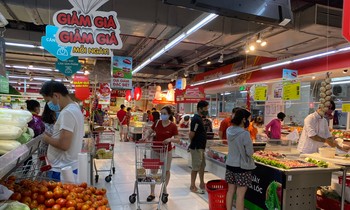 Nhu cầu mua sắm Tết cao, thực phẩm đồng loạt tăng giá phi mã